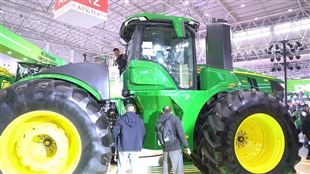 2025國(guó)際農(nóng)機(jī)展丨約翰迪爾首次展出重載旗艦機(jī)型9R 490拖拉機(jī)