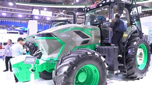 臨工農(nóng)機(jī)T3004-7E混動拖拉機(jī)重磅亮相2025國際農(nóng)機(jī)展