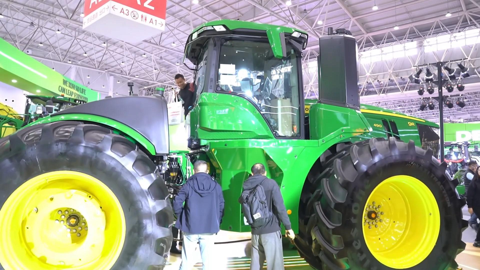 2025國(guó)際農(nóng)機(jī)展丨約翰迪爾首次展出重載旗艦機(jī)型9R 490拖拉機(jī)